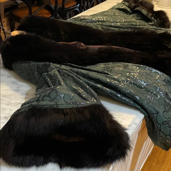 Elegant Green Jacket with Faux Fur Trim - Picture 5 of 10